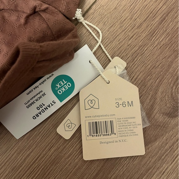 Baby Outfit Set with Bonnet, Blanket and Bows! - Picture 2 of 3